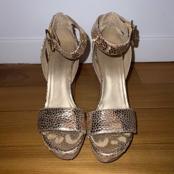 Stuart Weitzman Gold Alligator Cork Wedges - Picture 2 of 8